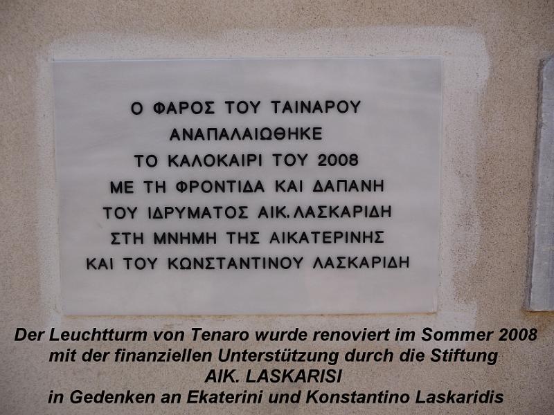 P1000350.JPG -   Den Faro hat die Stiftung "Katherina Laskaridis" wieder top hergerichtet. Hier die Gedenktafel. (Mit meiner bersetzung)  