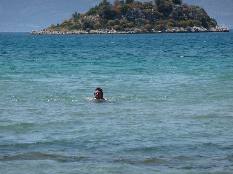 P1000451.JPG -   Am "Strand von Nafplio" (Karathona) geht Bbchen erstmals Schwimmen  