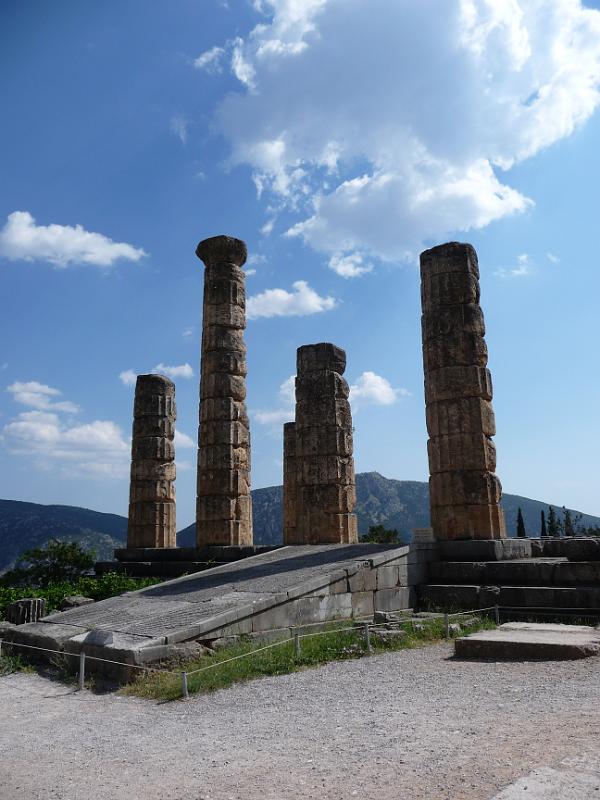P1000536.JPG -   Nochmal: Apollon-Tempel (darin sa die Phytia mit ihren tollen Sprchen...)  