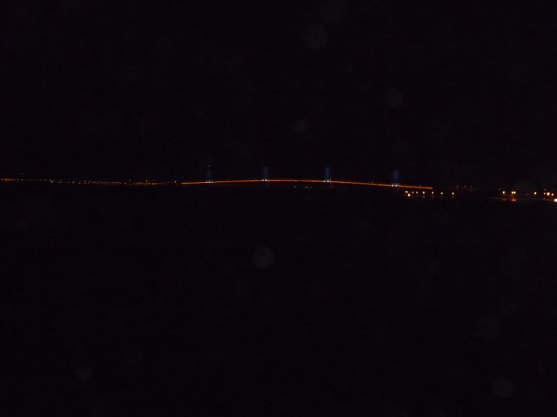P1000617.JPG -   Und wir gehen auf die Fhre und schieen nochmal ein Foto von der Rio-Andirrio Brcke bei Nacht  