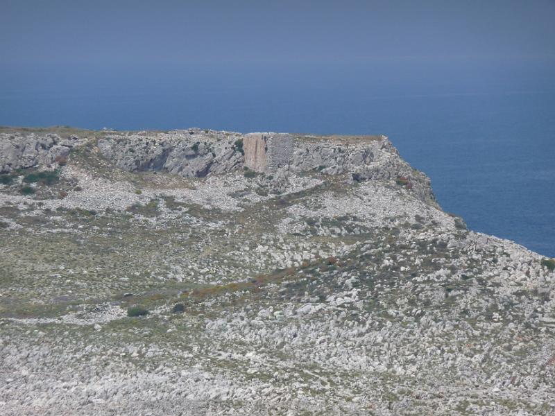 P1000381.JPG -   An der Spitze eine frnkische Burg. Die Manioten sollen ja Nachkommen von Fukranken Franken sein, die die Rckreise nach den Kreuzzgen nicht mehr schafften...  