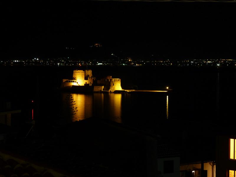 P1000426.JPG -   Nafplio: Burtzi bei Nacht  