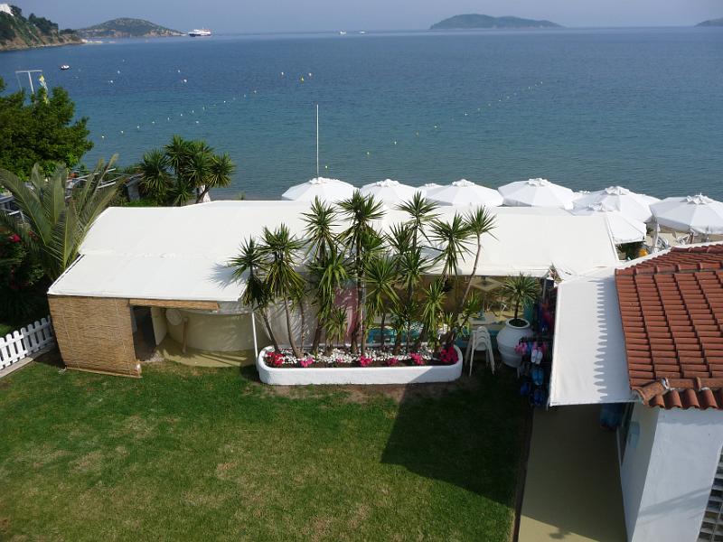 P1000463.JPG -   Blick vom Hotel in Skiathos auf die Strandbar  