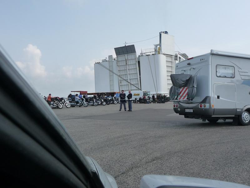 P1010154.JPG -   Im Hafen von Patras. Warten auf die Einschiffung (Hier eine Horde von Motorradfahrern, die alle auf unser Schiff wollen. Waren bestimmt 100!)  