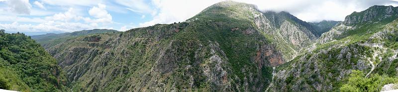 taigetos.jpg -   Hier ein Panorama von der Schlucht bei Exochori  (Da ist im April ein Enlnder bei einem Berglauf verschwunden und nicht wieder aufgetaucht...)    JAVA/Flash   QuickTime  